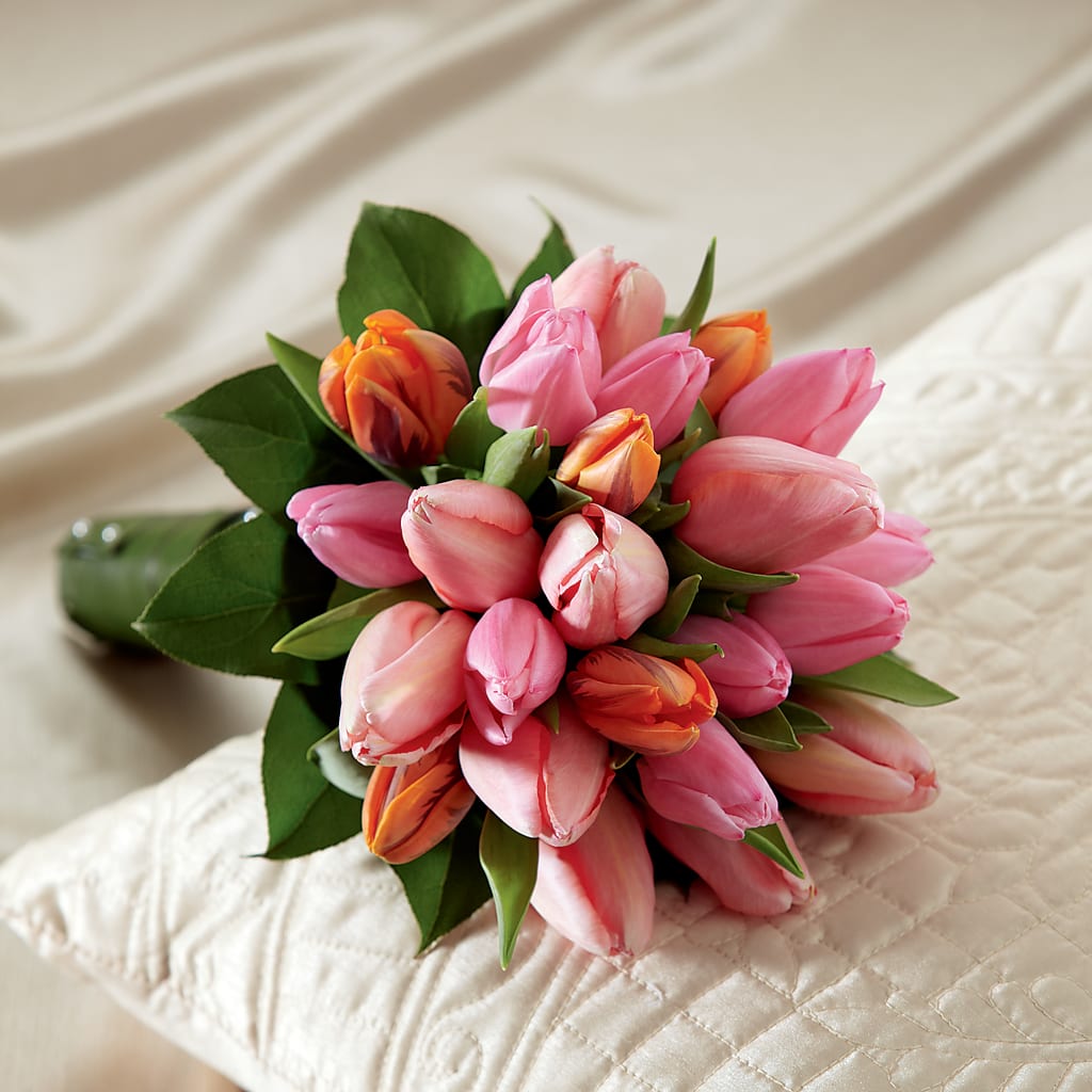 Embraceable Bouquet – TREASURE HUT FLOWERS GIFTS & GHSES, Delavan WI