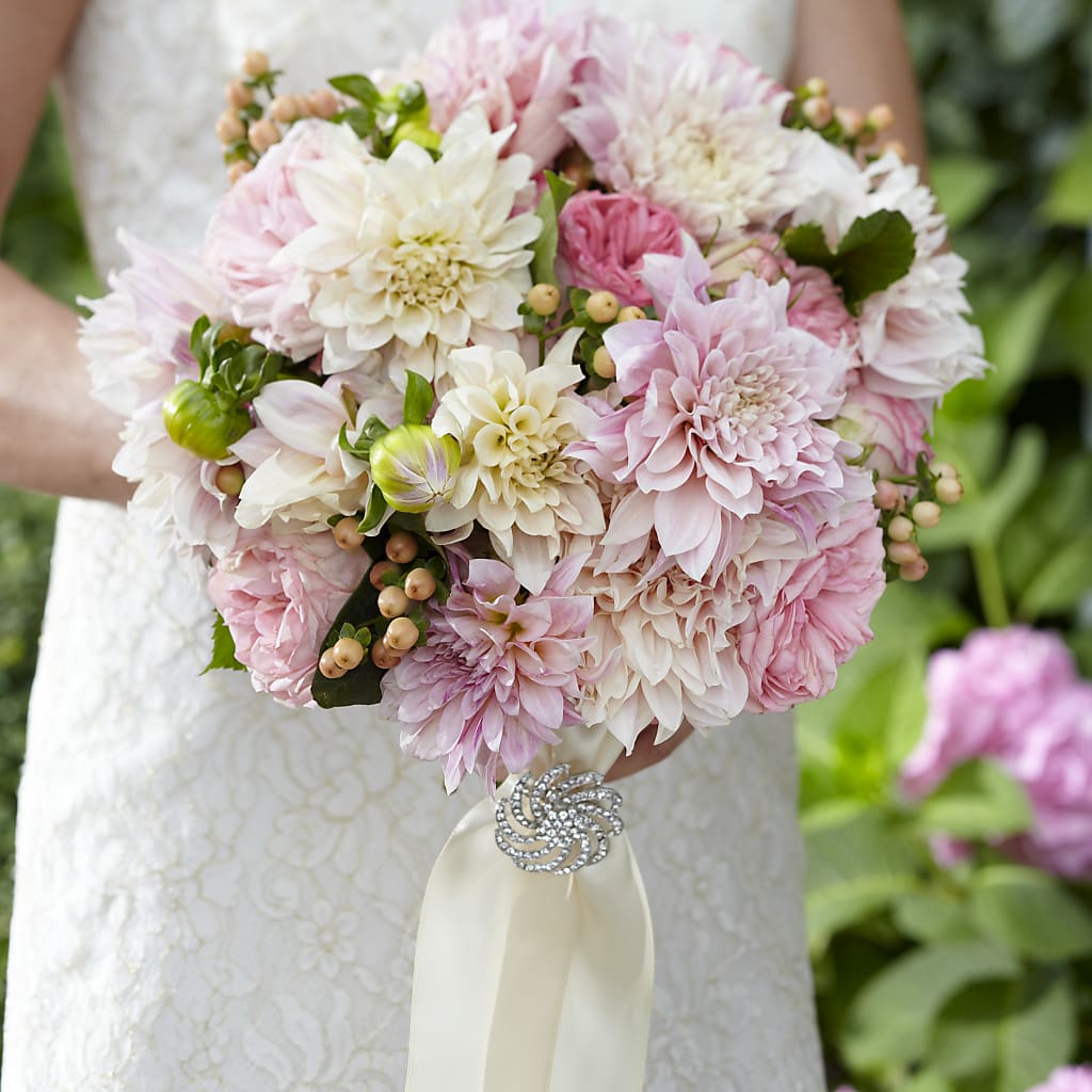 Heart's Promise Bouquet – TREASURE HUT FLOWERS GIFTS & GHSES, Delavan WI
